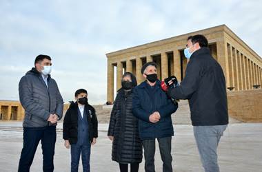 Şehit Olmadan Önce Sn. Bakanımız Hulusi Akar'a "Sözümü Tuttum" Mesajı Gönderen Azerbaycanlı Şehit Üsteğmen Valeh Memiyev'in Ailesi Anıtkabir'i Ziyaret Etti